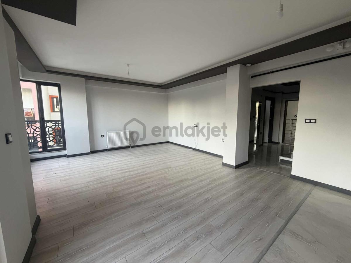 Alaçatı'dan İncek'te Teraslı 3 Banyolu Geniş 4+1 Kiralık Dubleks - 33
