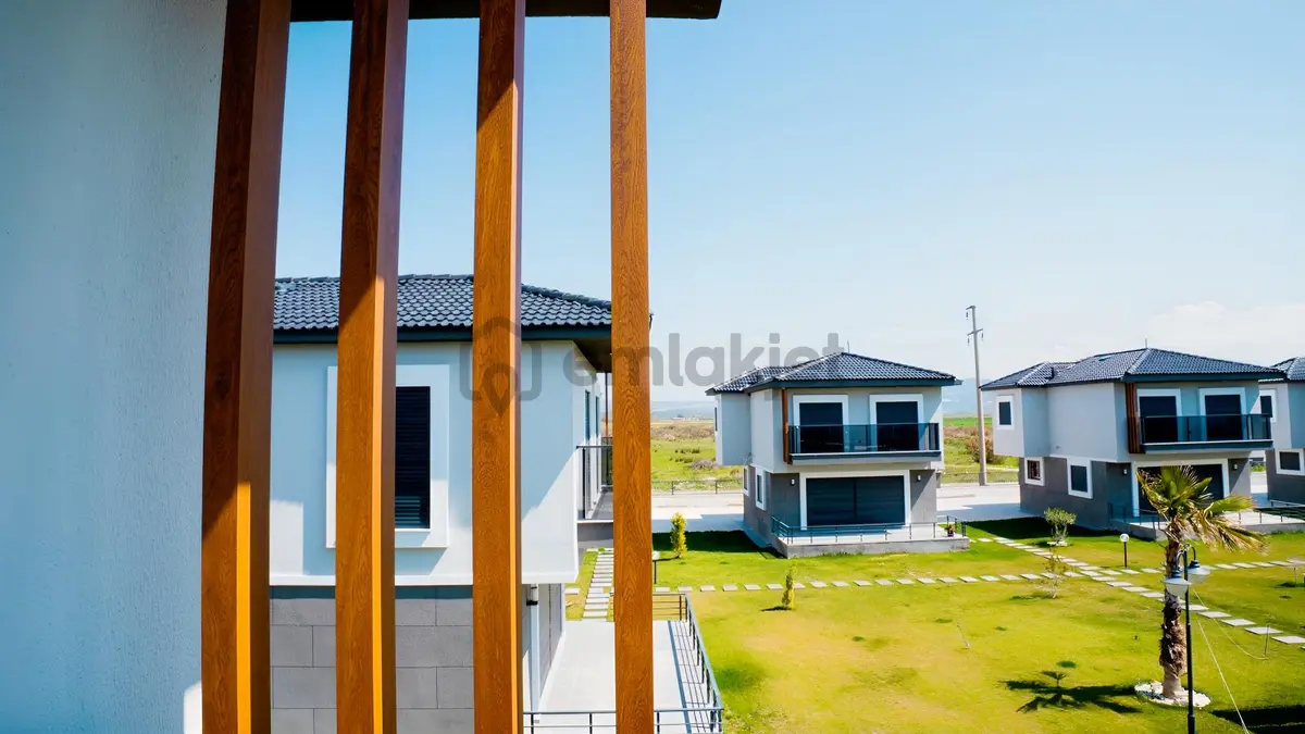 Çandarlı'da Denize Yakın , Site İçi , Havuzlu , Otoparklı Villa - 12