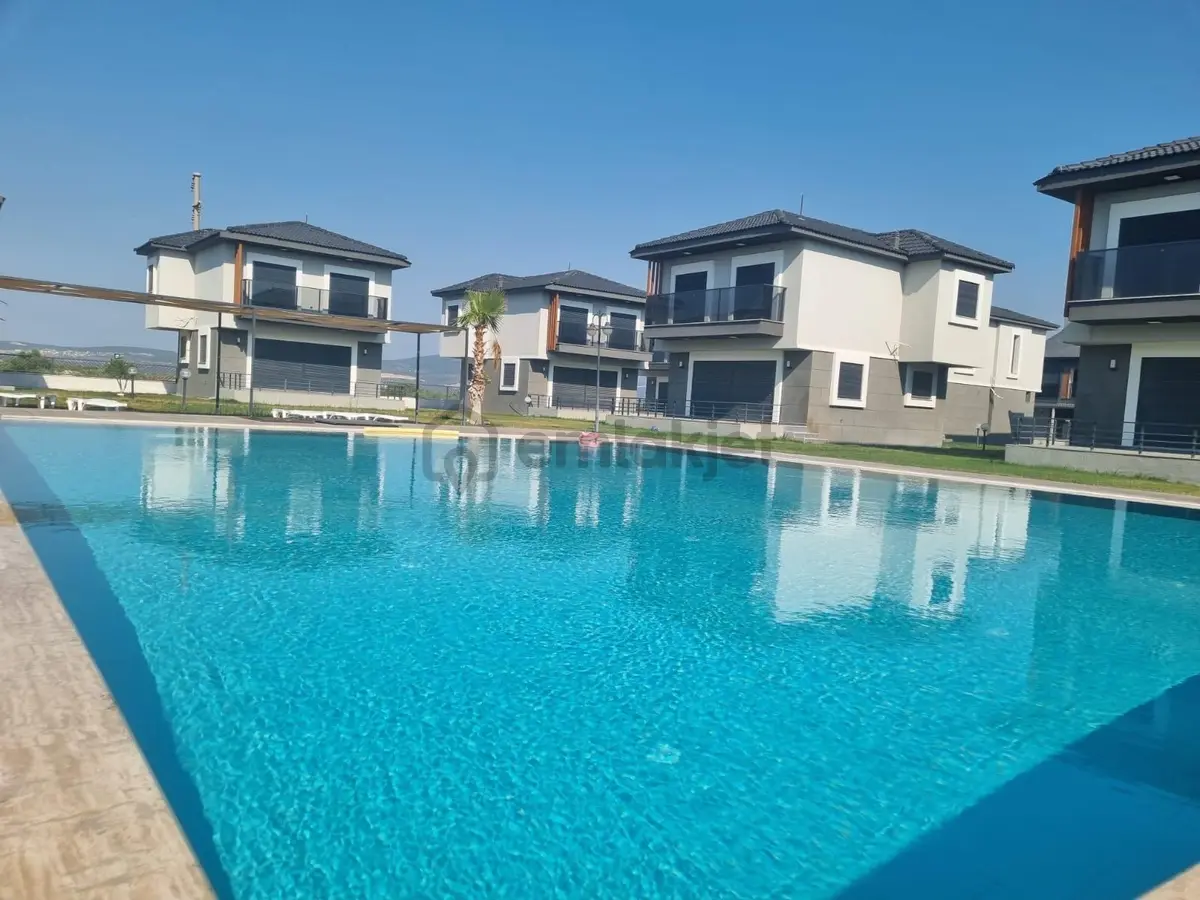 Çandarlı'da Denize Yakın , Site İçi , Havuzlu , Otoparklı Villa - 18