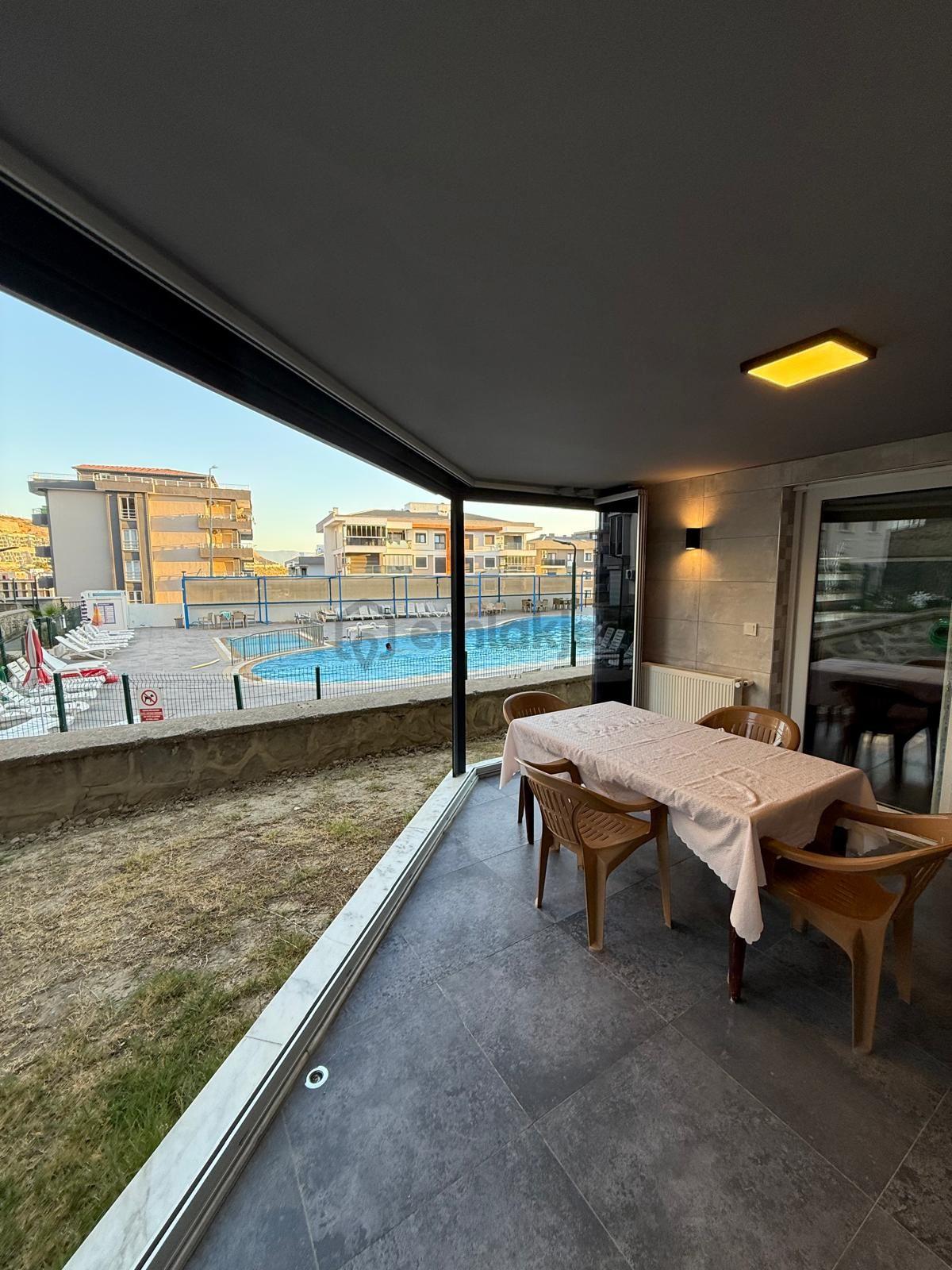 Kuşadası Havuzlu Site İçerisinde Doğalgazlı Bahçe Katı 2+1 Satılık Daire