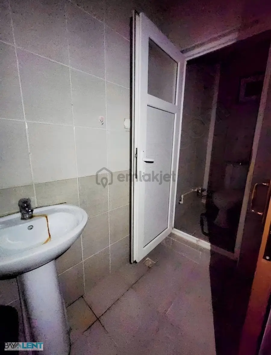 Hasan Basri Çantay Mahallesinde Bahçeli 2+1 Kiralık Daire - 25