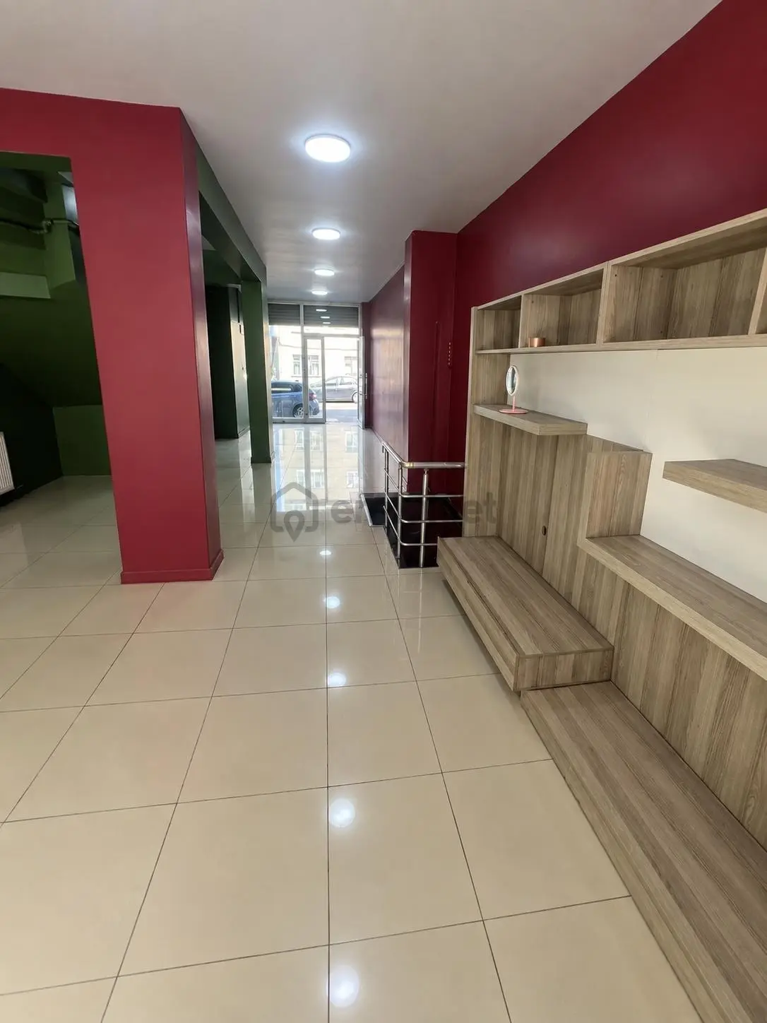 Uludağ Caddesi'nde 2 Katlı Bahçeli Kiralık Dükkan