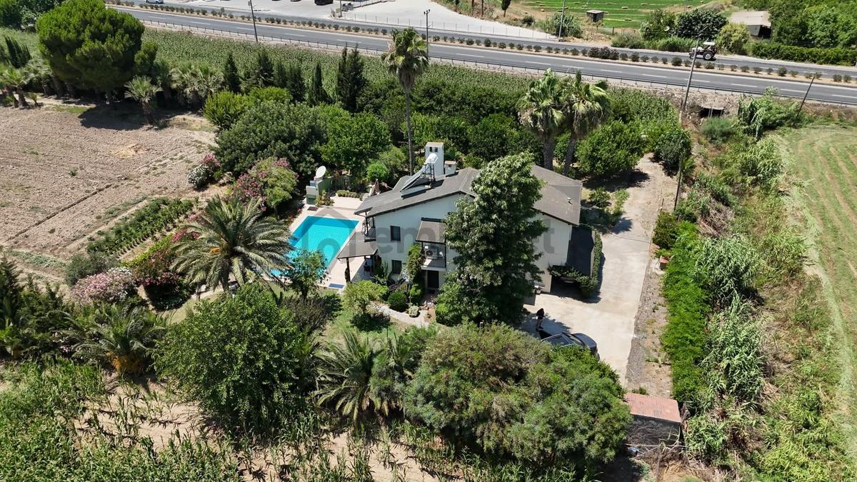 Muğla Milas'da Geniş Arsa İçinde Satılık Müstakil Villa - 4