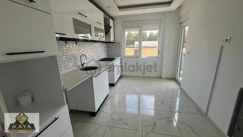 Caddeye Yakın Ayrı Mutfaklı Geniş 2+1