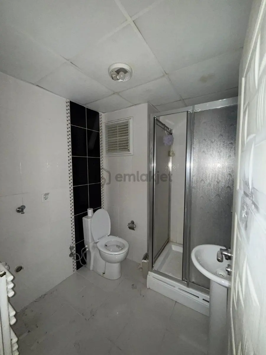 Bademlik Mahallesinde Balkonlu Kiralık 1+1 Daire - 18