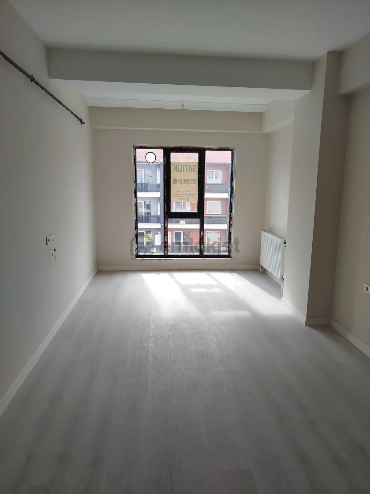 Havuzlu Sitede Satılık 1+1 Daire - 4