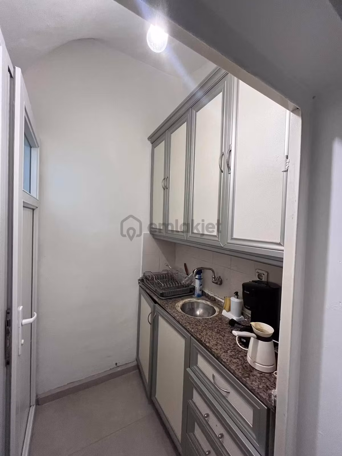 Urla İskele'de Geniş Vitrinli Kiralık Dükkan - 12