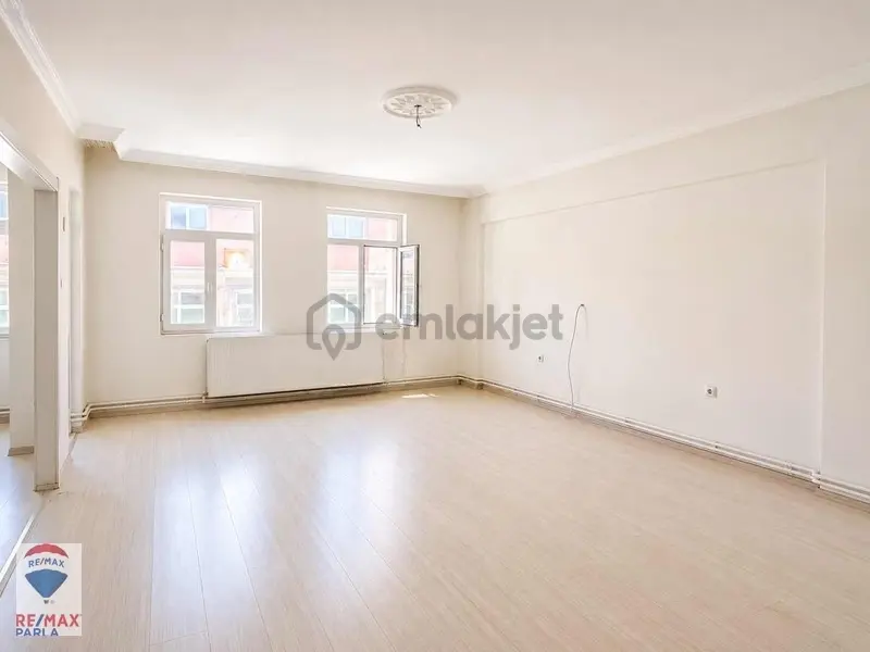 Re/max Parla'dan Çiftlik Caddesinde Satılık 3+1 Daire - 2