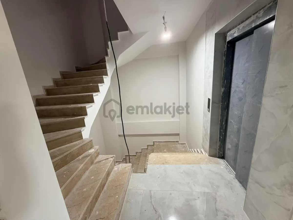 Cadde Üzeri Satılık 1+1 Daire - 8