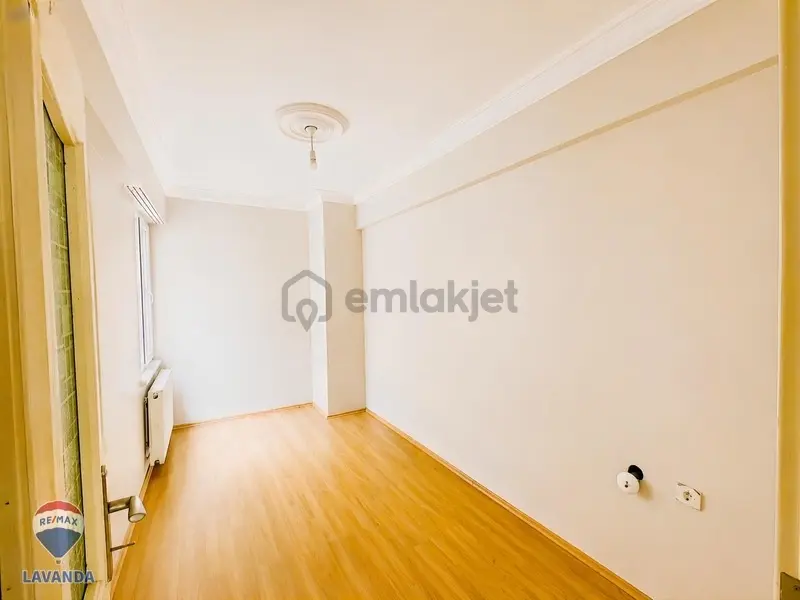 Saray'da Cadde Üzerinde Satılık 3+1 Daire - 13