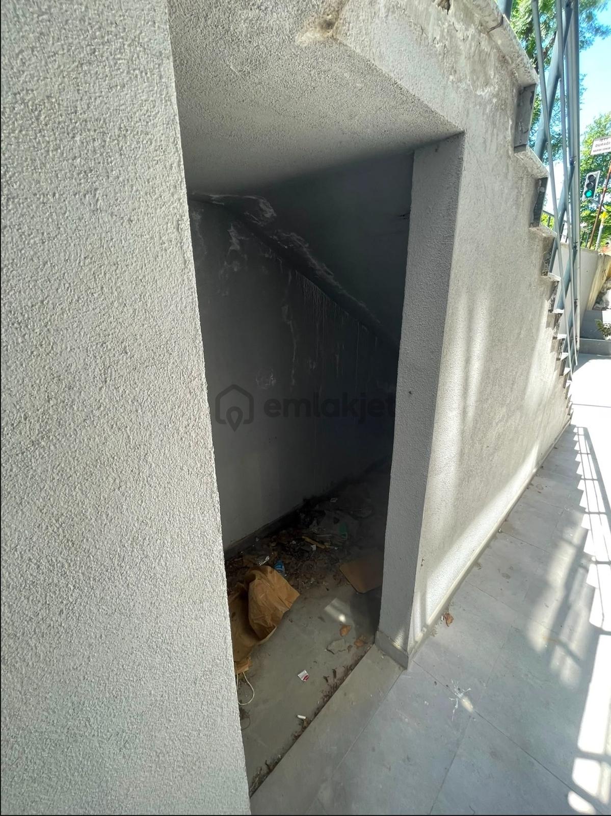 Kiralık!merter'in Kalbinde,metro,e-5'e Yakın,geniş Cam Cepheli ! - 28