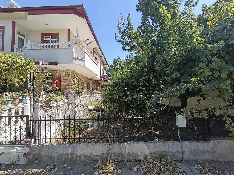 Köşemsden Merkezi Konumda Müstakil Bahçeli 3+1 Satılık Tripleks - 3