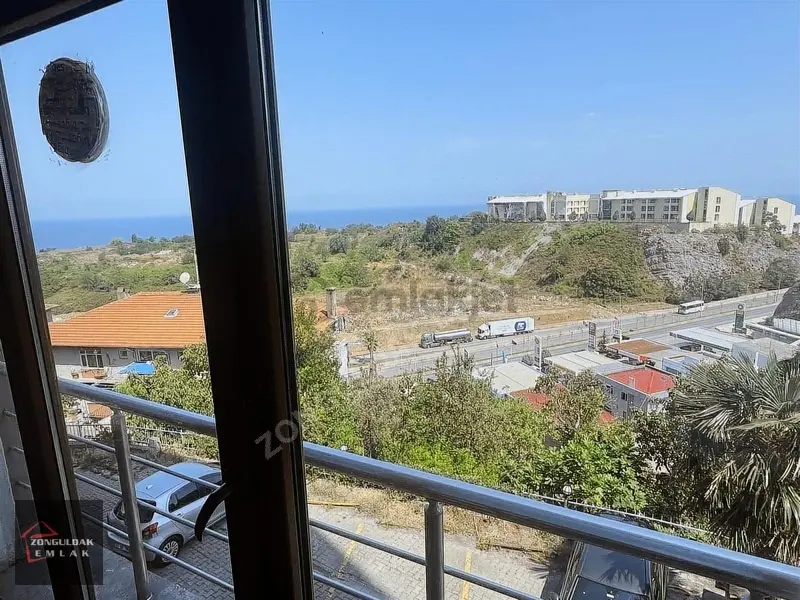 Üniversite Yanında, Deniz Gören 1+1
