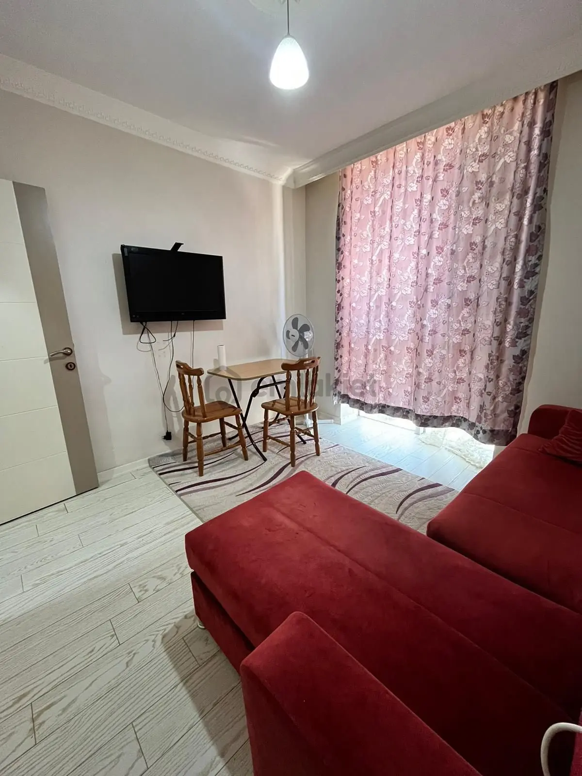 Ulusoy Caddesinde 2+0 Eşyalı Arakatta Kiralık Daire