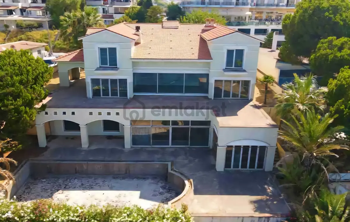 Kuşadası Nda Denize Sıfır Satılık Malikane - 2