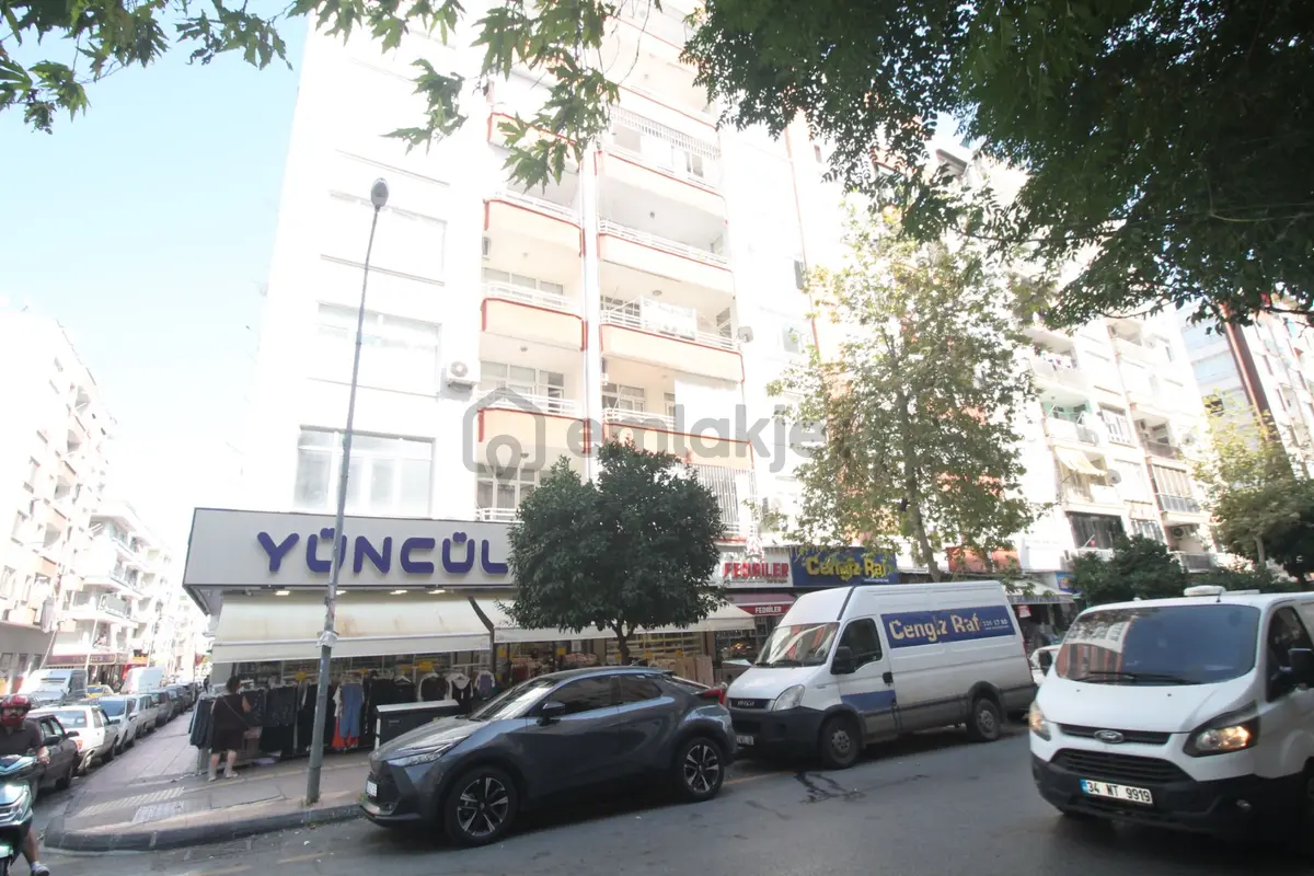 Retro’dan Hastane Caddesi Üzerinde Asansörlü 3+1 - 32