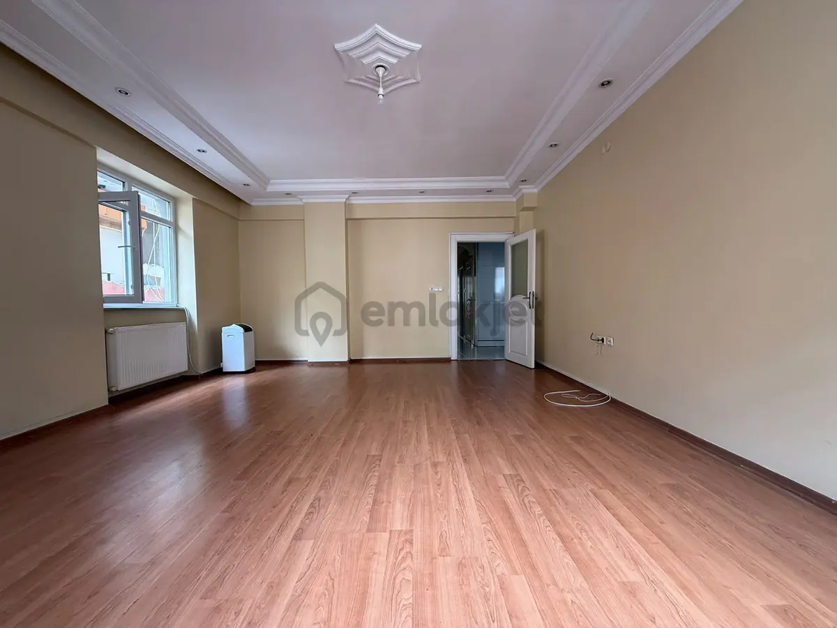 Bahçelievler'de 3+1 Ara Kat Asansörlü 152m2 Ferah Daire