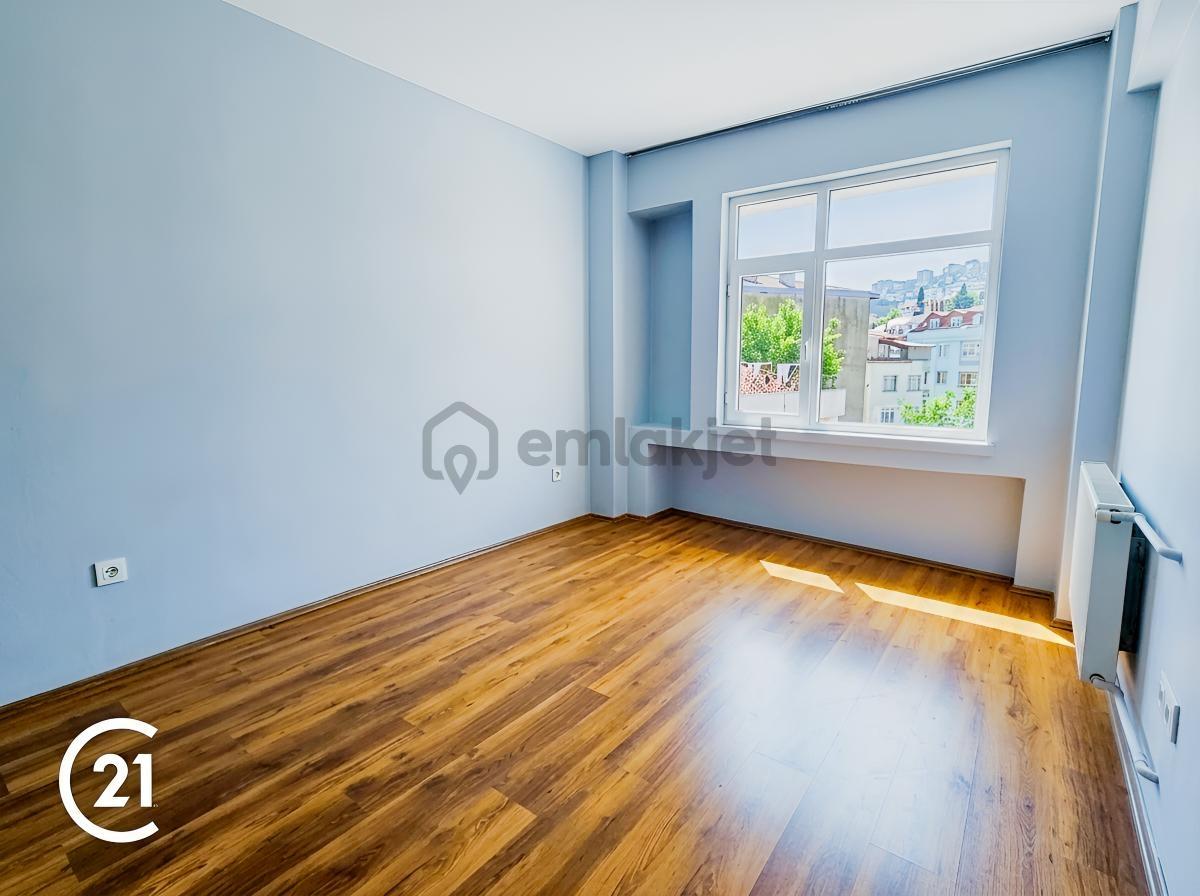 Century 21'den Çift Cepheli Geniş 3+1 Kiralık Daire - 13