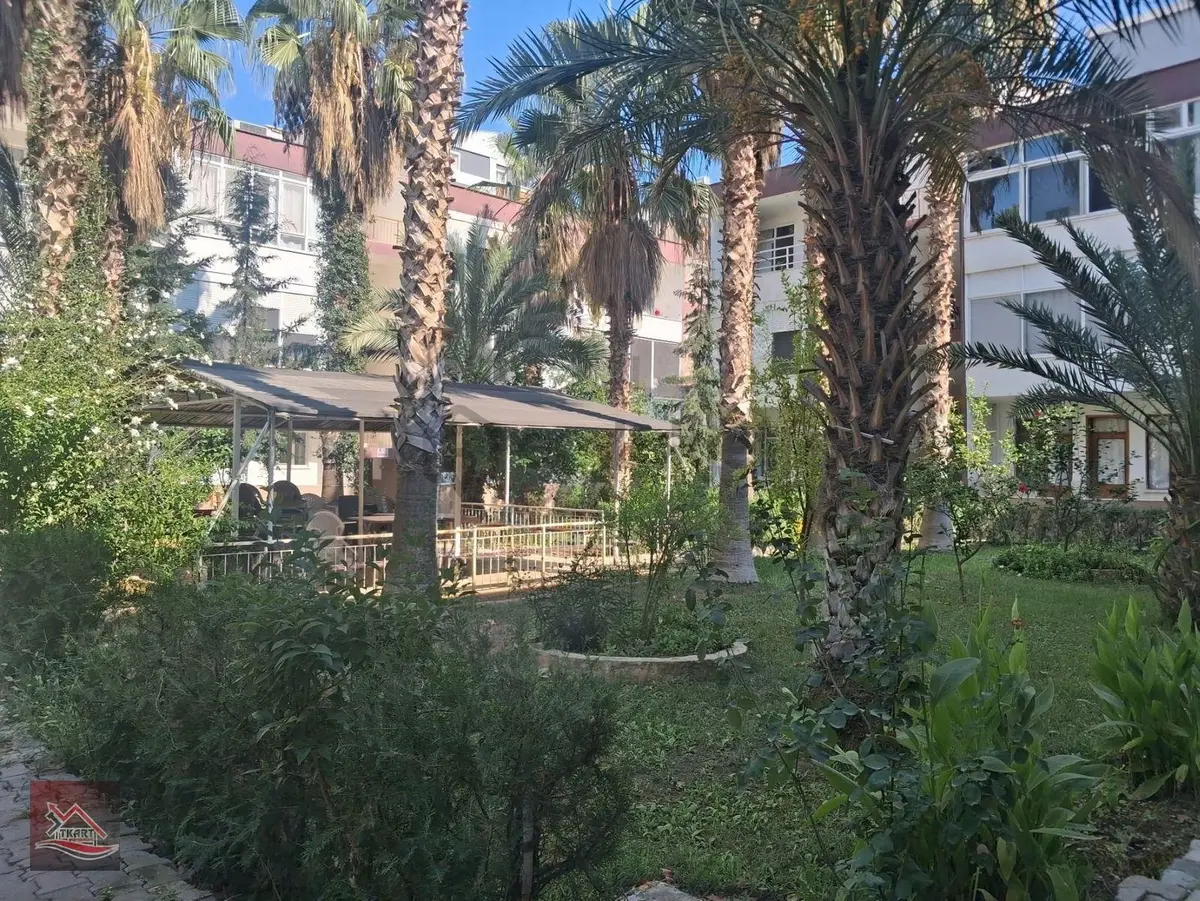 Denize Yakın, Bahçeli Binada İki Kapalı Balkonlu 2+1 Daire