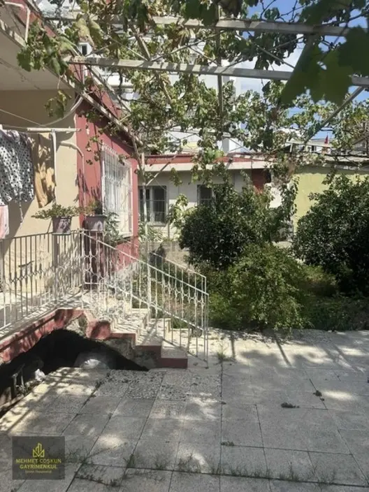 Namık Kemalde Müstakil Köşe Başı Bahçeli Satılık Ev - 5