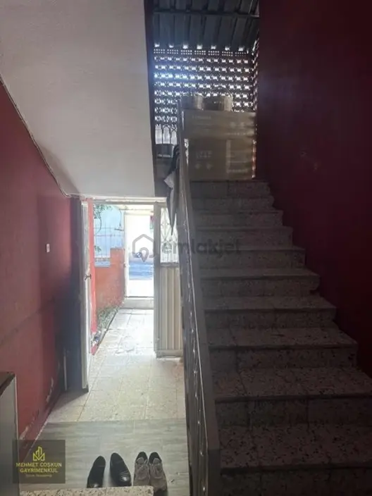 Namık Kemalde Müstakil Köşe Başı Bahçeli Satılık Ev - 12