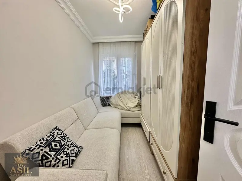 Cadde Üstü Güzel Bakımlı Daire - 22