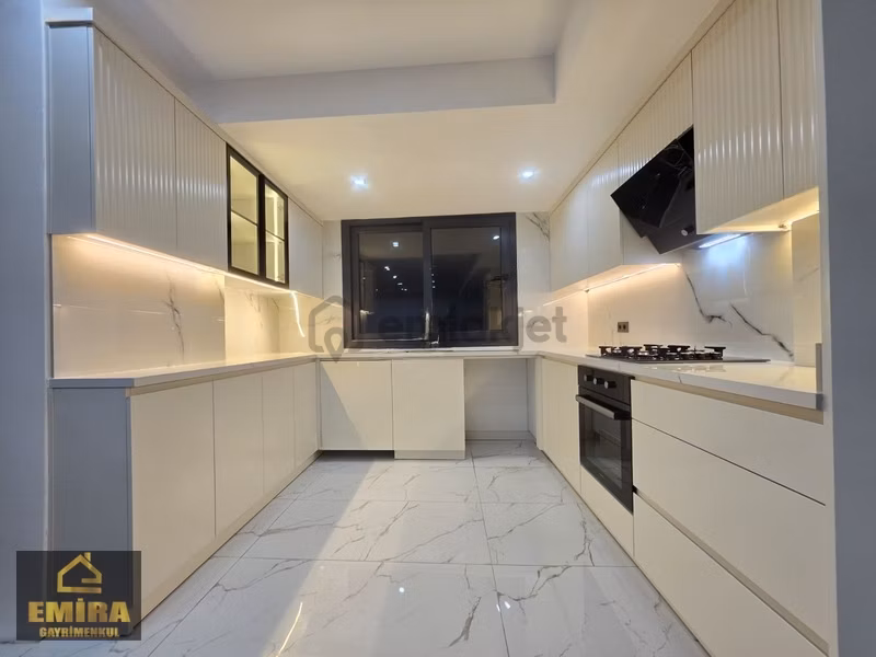 Göl Manzaralı Uğur Mumcuda 4+1 Acık Mutfak Full Lüks İşçilikli