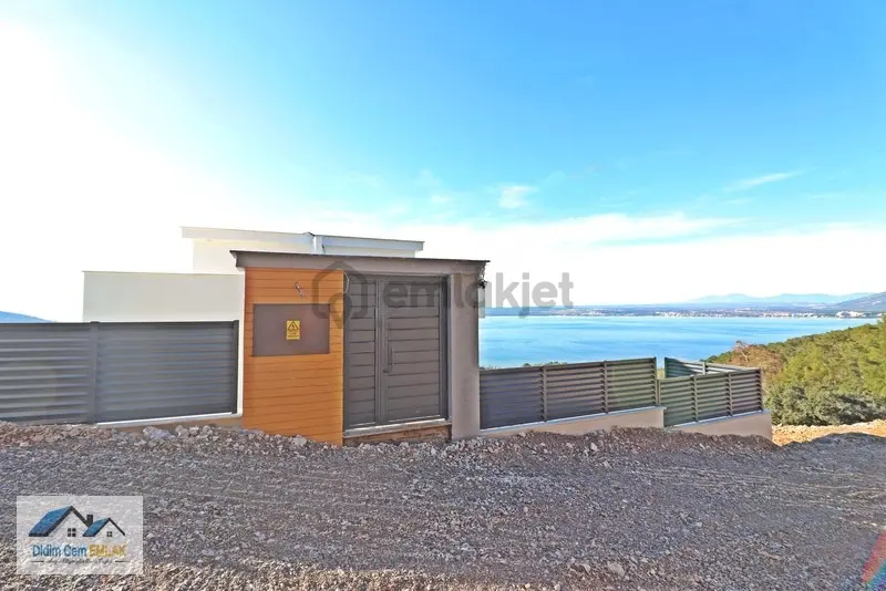 Akbük'te Deniz Manzaralı Havuzlu 4+1 Triplex Villa