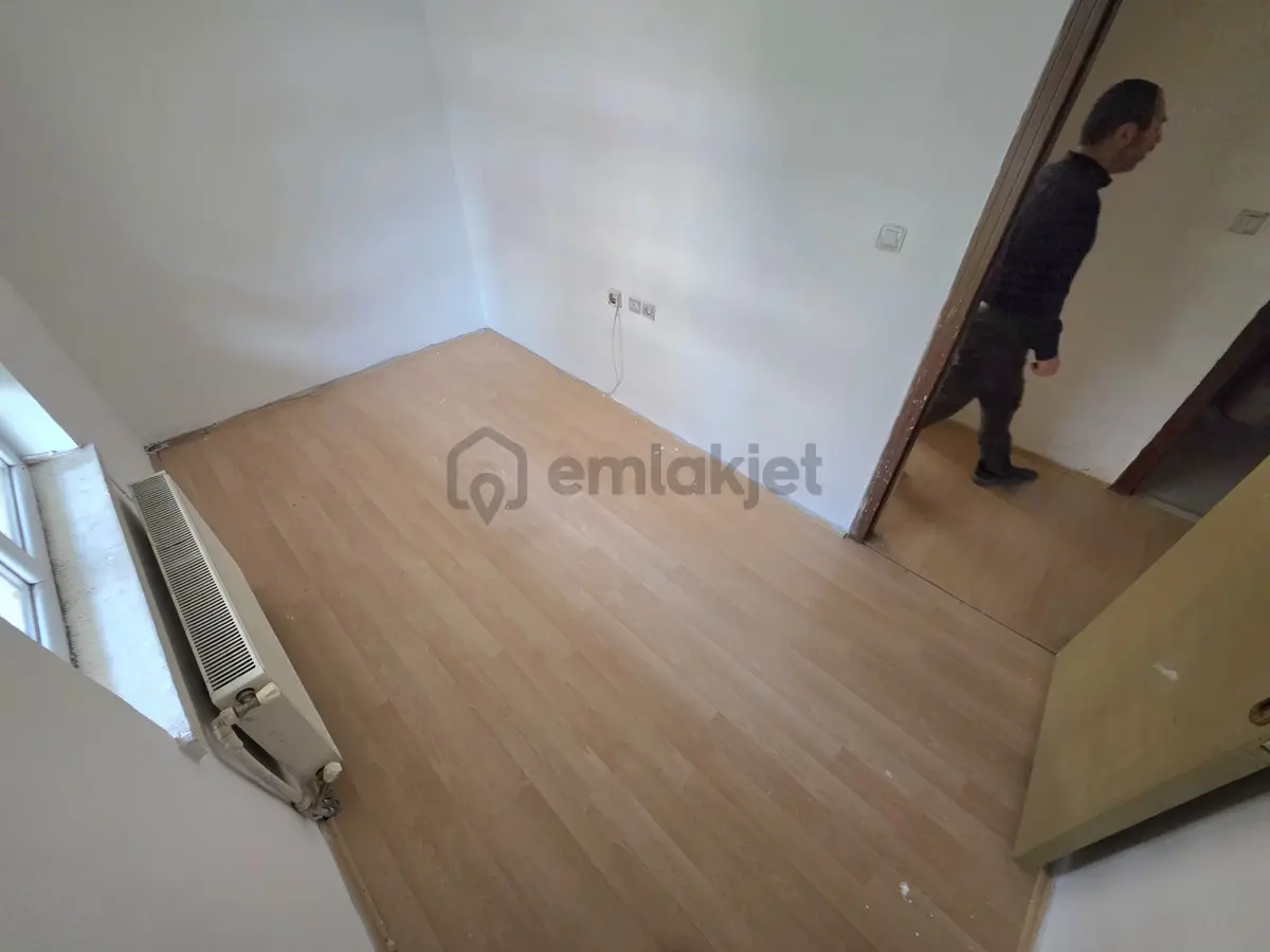 Akbal'dan Cadde Dibi Köşe Parsel Kat Konumunda Ara Kat 3+1 Daire - 34