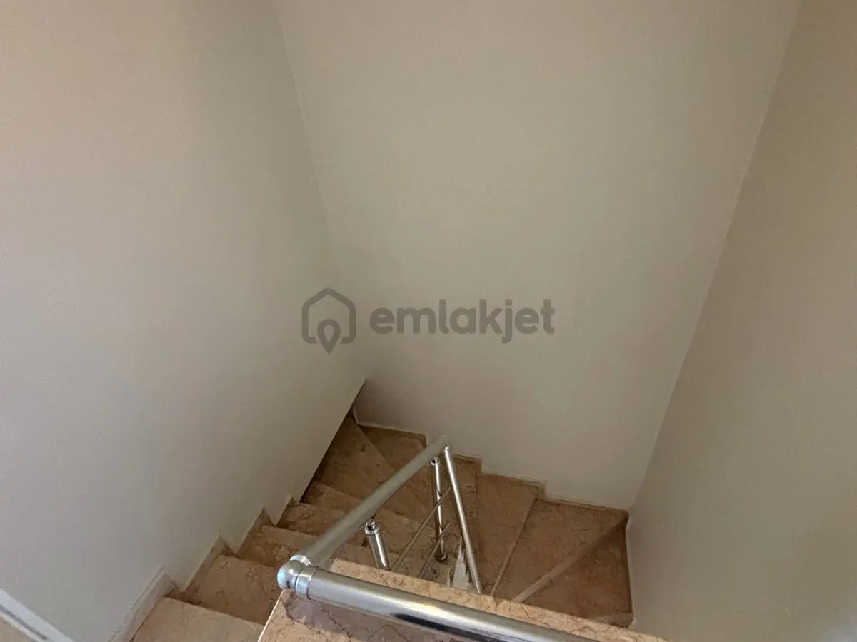 Gölcük Merkezde Kiralık 3+1 Geniş Daire - 18