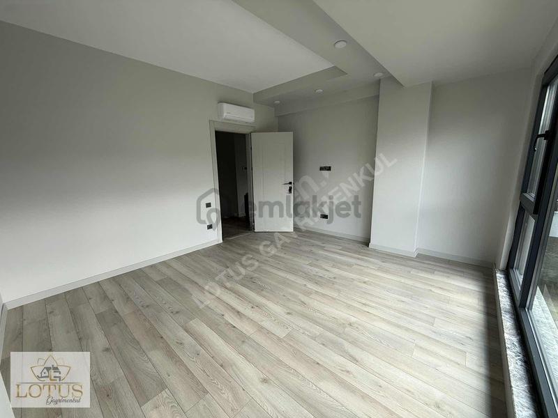 Başiskele Damlar Deniz Manzaralı 3+1 Modern Tripleks Villa - 13