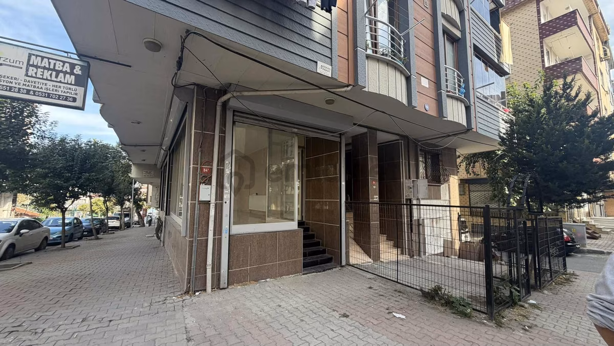 130 M2 İşlek Sokakta Köşebaşı Dükkan - 3