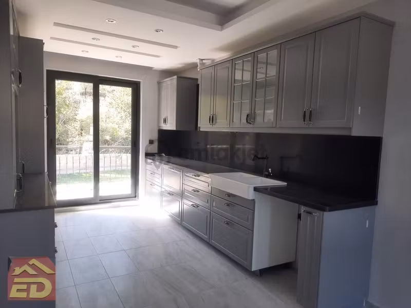 Buldan'da Doğayla İç İçe 9+2 Satılık Tripleks Villa - 9