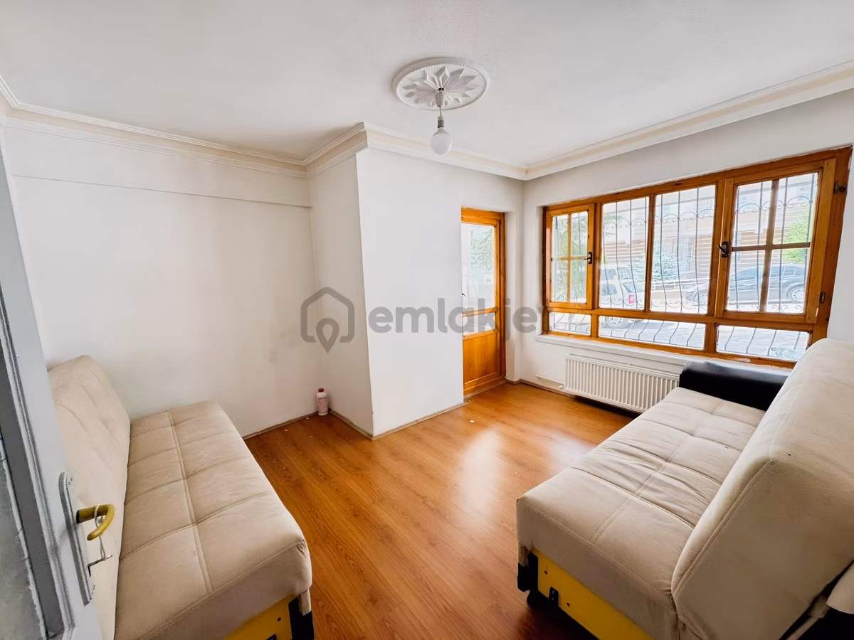 İncirli Mahallesinde 3+1 90m2 Giriş Kat Ön Cephe Krediye Uygun