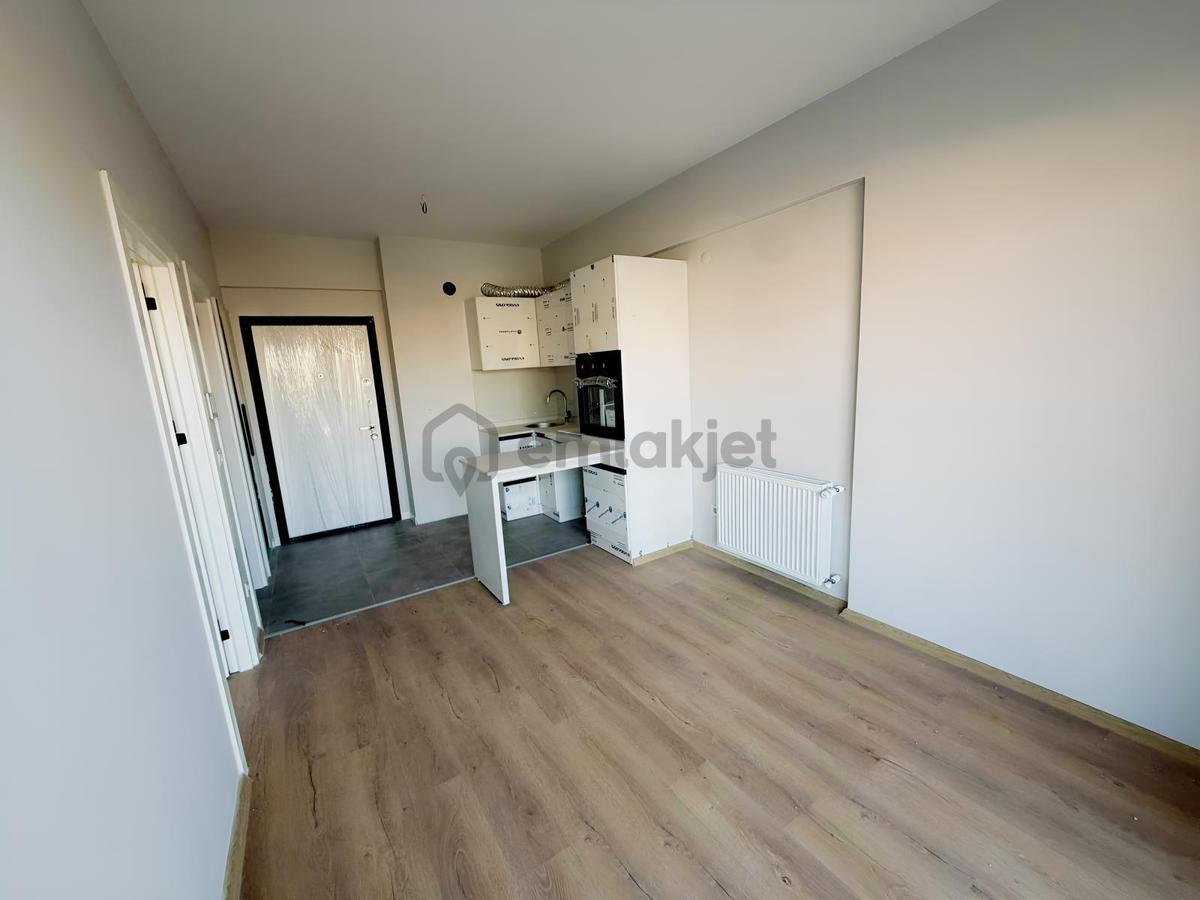 Harmandalıda Havuzlu Sitede Önü Açık Ferah 1+1 Satılık Daire - 4