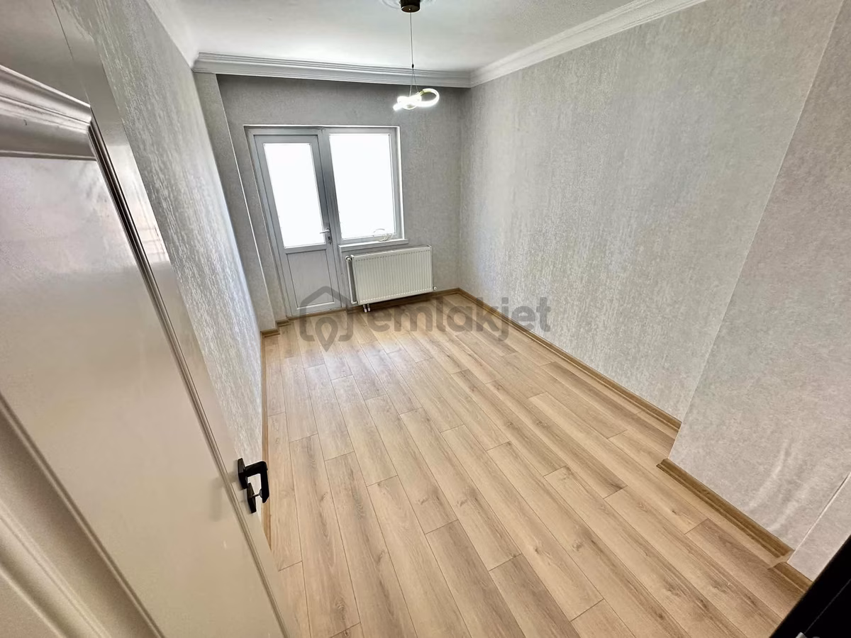 Ulukan'dn Ahi Mesut Bulvarı Üzerinde Ön Cephe Ara Kat Full+full - 20
