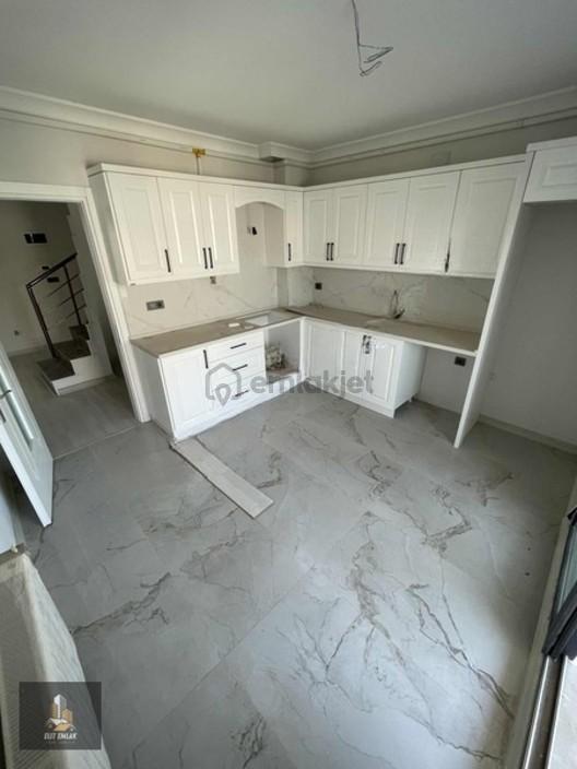 Reşatbey Mahallesinde 256 M² 5+1 Dubleks