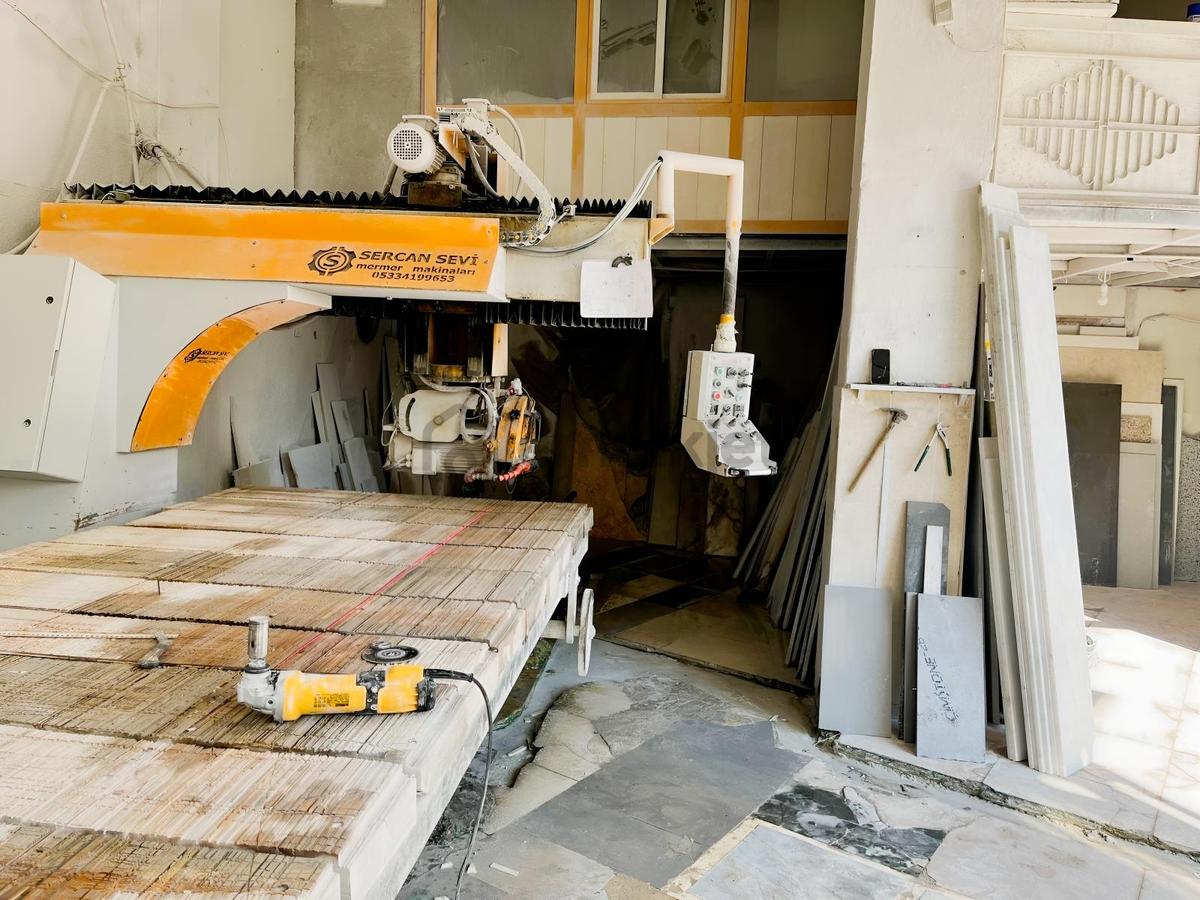 Karabağlar Sanayide Geniş Kullanımlı Köşe Dükkan - 3
