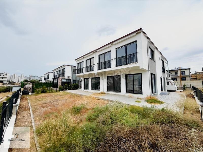 Çarkıparede Site İçerisinde İskanlı Geniş Bahçeli Villa