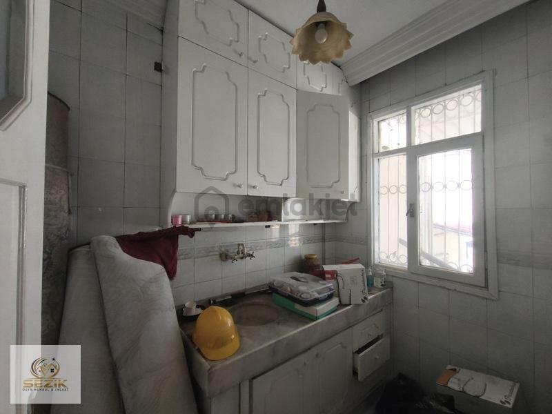 Emin Ağa Caddesinde Köşe Başı Güney Cephe 1 İşyeri 3 Daire - 8
