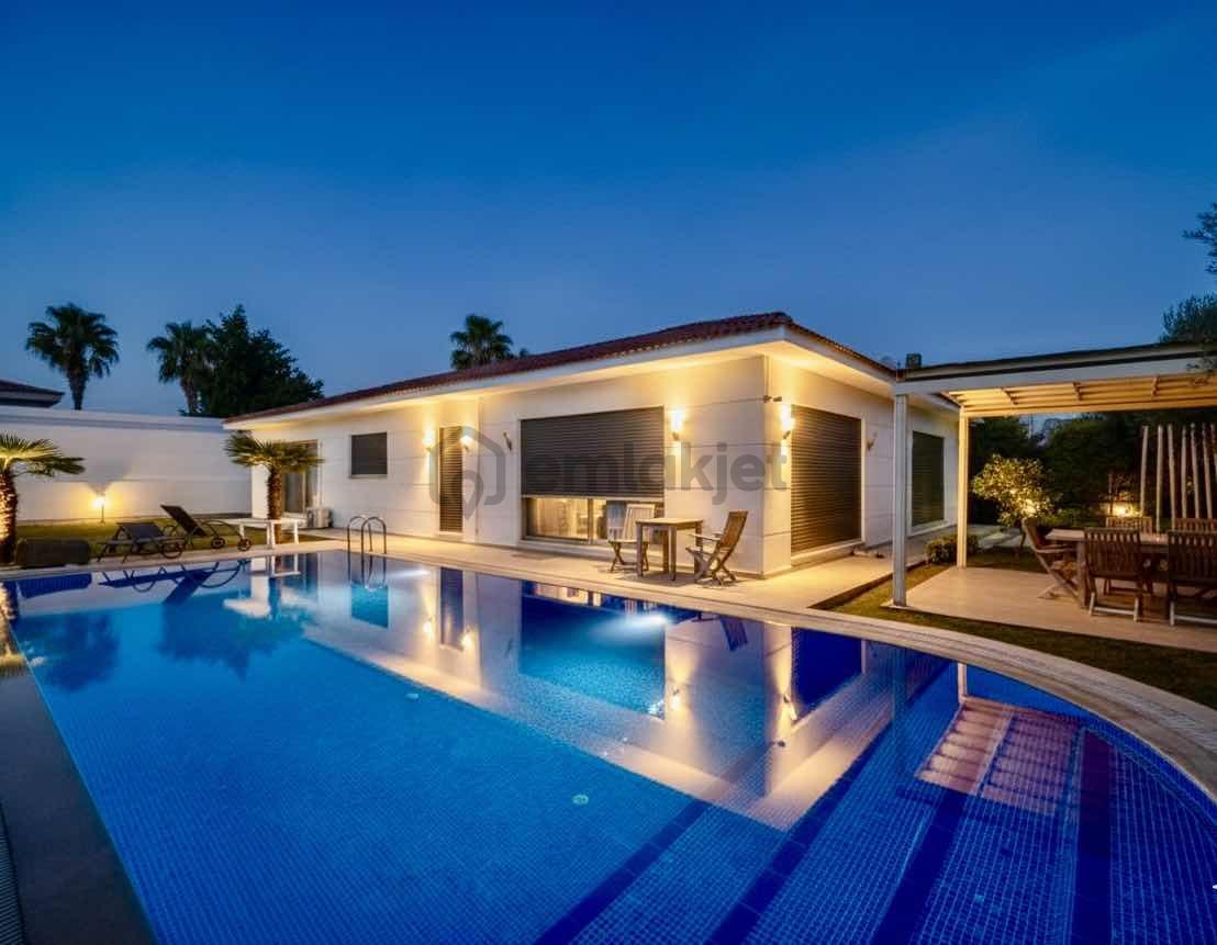 Çeşme Mamurbaba'da Satılık Müstakil Villa 800m2 Arsa İçerisinde