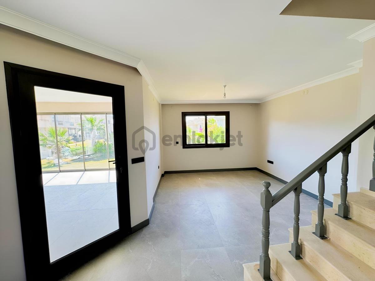 Çeşme Şifne Site İçi Denize Sıfır Full Tadilatlı Satılık Villa - 19