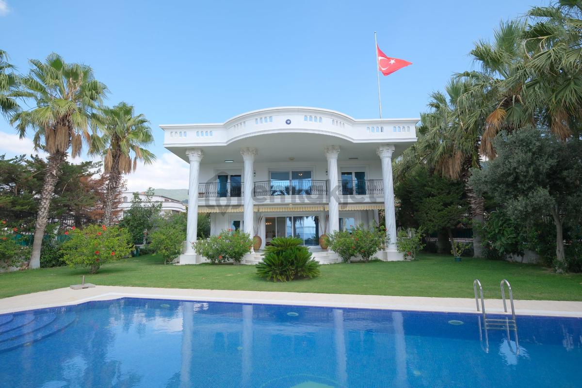 İzmir'de Denize Sıfır Özel Havuzlu Satılık Malikane - 2