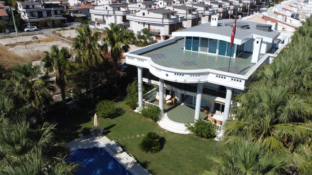 İzmir'de Denize Sıfır Özel Havuzlu Satılık Malikane