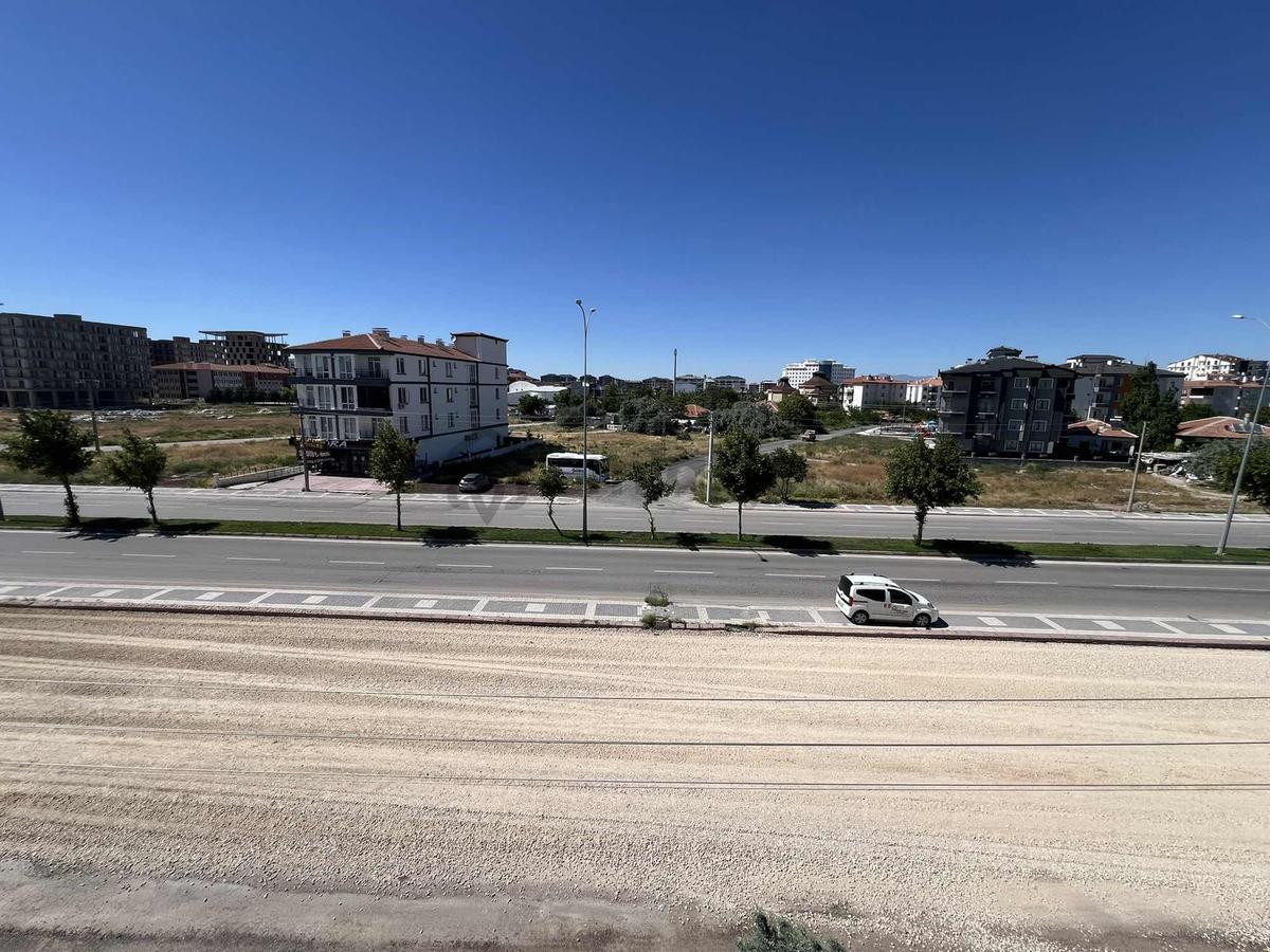 Yeni Belediye Çaprazı Ana Yol Üstünde - 18