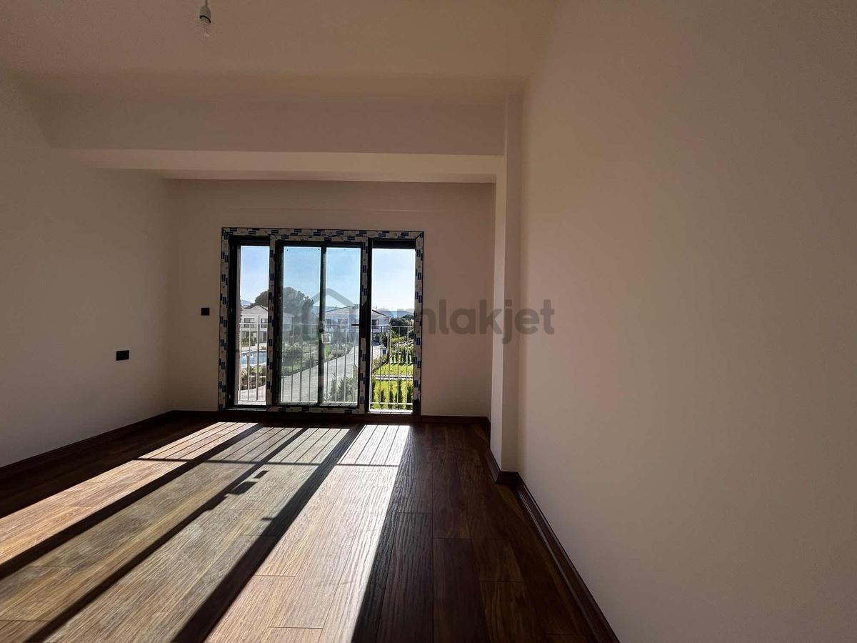 Urla Torosan'da Site İçerisinde Sıfır 3+1 Kiralık Villa - 4