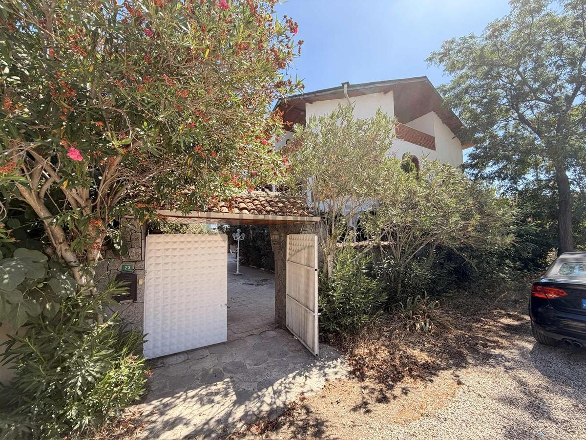 Gemsaz'da Denize 250 M2 Arsa İçinde 3 Katlı Villa - 9