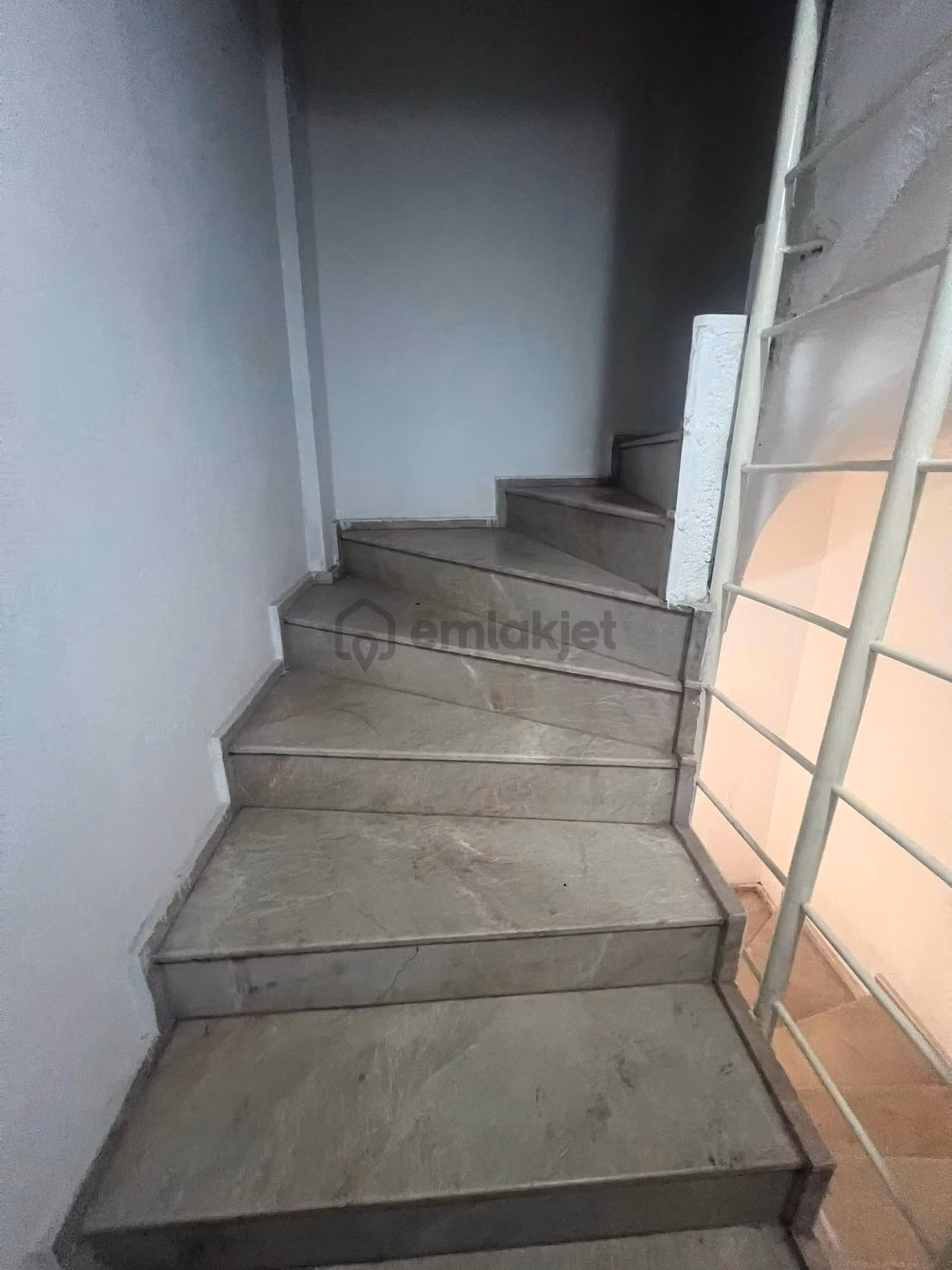 Pasifikten Karabağlar Bozyakada Satılık 5 Katlı Bina - 28