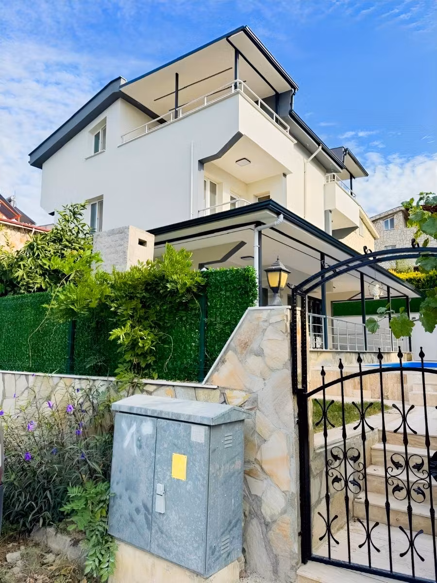 Davutlar Merkezde Özel Havuzlu Müstakil 6+1 Villa