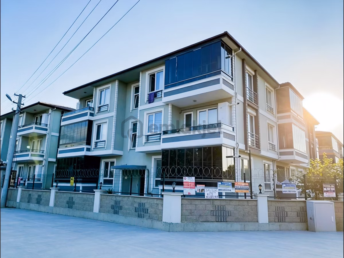 Karasuda Havuzlu Sitede Ayrı Mutfaklı Cam Balkonlu Daire